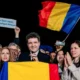 Nem volt könnyű, de Nicușor nyert - hirdeti a felirat. Eztán sem lesz könnyű