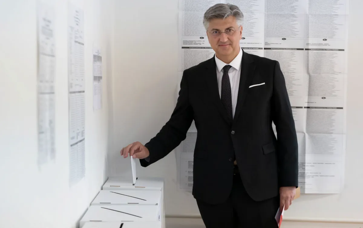 Mise után szavazás: A HDZ közlése szerint Andrej Plenkovic horvát miniszterelnök közvetlenül azután "tett eleget polgári kötelességének", hogy hazatért a Vatikánból XIV. Leó pápa beiktatási miséjéről
