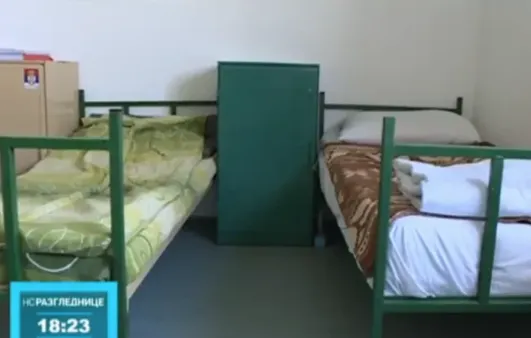 "Börtönszálló" Újvidék Klisa városrészében, az autóútról is jól látszik