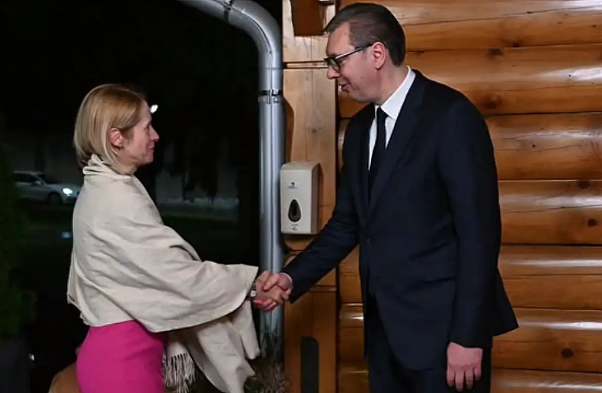Kaja Kallas vacsorára elfogyasztott egy szerb elnököt, reggelire egy említésre sem méltó miniszterelnököt és egy ugyanolyan házelnököt, továbbá megkajált néhány ellenzéki képviselőt (Forrás X platform, Global fokus)