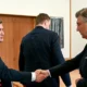 Kezet fogott a horvát elnök (balról) és a horvát miniszterelnök (jobbról). A Horvát Védelmi Tanács üléséről - amelyen találkoztak - televíziós felvétel nem készült