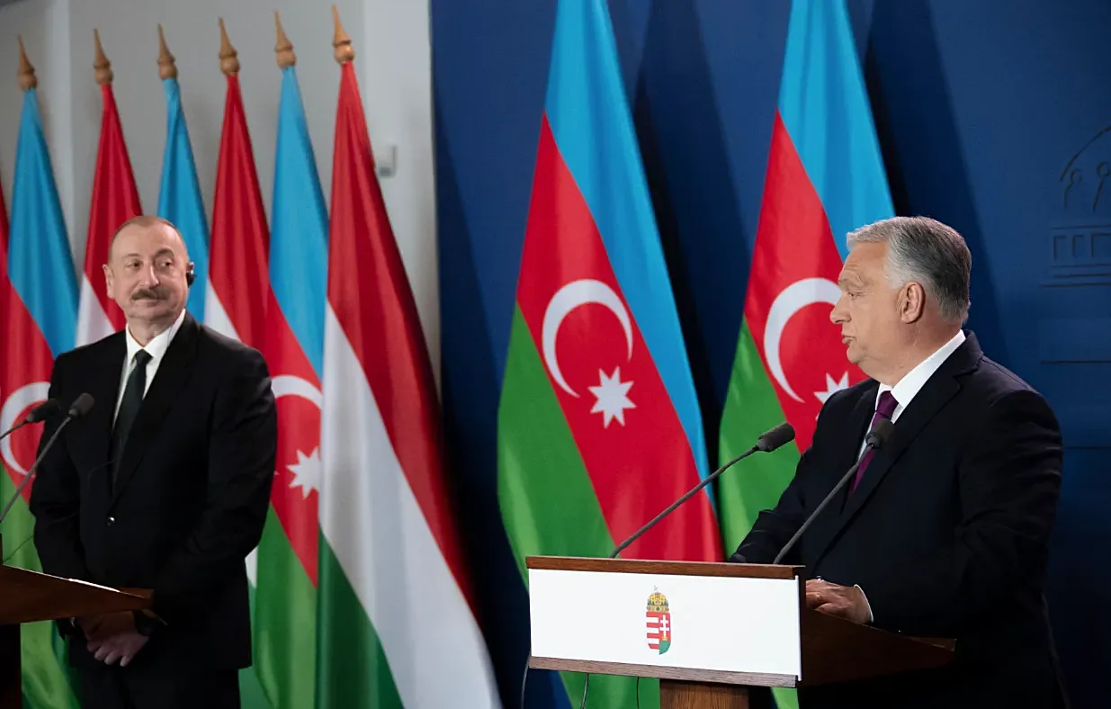 Török Visegrádi Négyek Budapesten: miért jó ez nekünk? 3 Balról Ilham Alijev (Ilham Heydər oğlu Əliyev) azeri elnök, aki 2003 óta tölti be ezt a tisztséget, édesapja, Heydər Əliyev utódjaként, jobbról Orbán Viktor magyar miniszterelnök, aki 2010 óta tölti be ezt a tisztséget