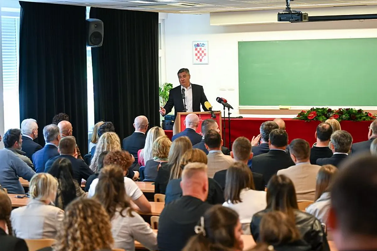 Zoran Milanovic beszédet mond a kaproncai Északi Egyetemen