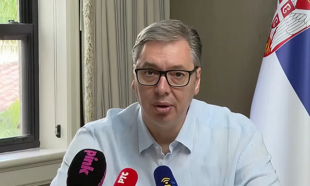 A szerb elnök Floridából nyilatkozott a több kormányközeli újságírónak, csak ebből a szekértáborból szokott zsurnalisztákat magával vinni