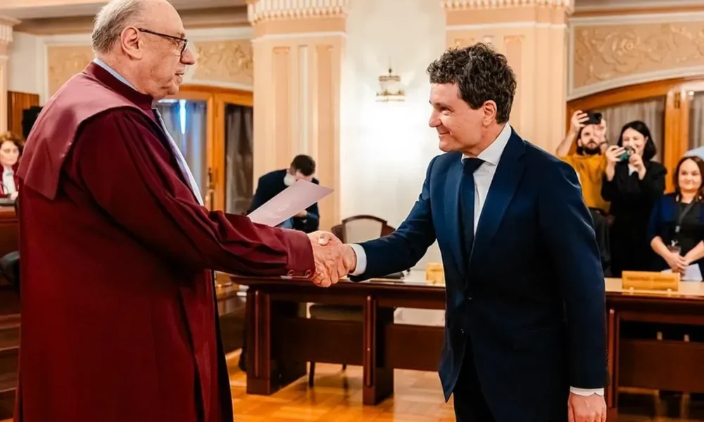 Nicușor Dan megtiszteltetésnek és nagy felelősségnek nevezte elnökké avatását. Ehhez hozzátette: a május 18-i tömeges szavazás azt mutatja, hogy a románok hisznek a változásban, és reformot követelnek az őket cserbenhagyó intézményekben. "Ígérem, hogy olyan elnök leszek, aki megvédi a demokráciát, az alapvető jogokat és a jogállamiságot" - írta a Facebookon