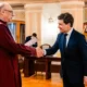 Nicușor Dan megtiszteltetésnek és nagy felelősségnek nevezte elnökké avatását. Ehhez hozzátette: a május 18-i tömeges szavazás azt mutatja, hogy a románok hisznek a változásban, és reformot követelnek az őket cserbenhagyó intézményekben. "Ígérem, hogy olyan elnök leszek, aki megvédi a demokráciát, az alapvető jogokat és a jogállamiságot" - írta a Facebookon