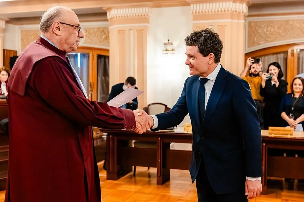 Nicușor Dan megtiszteltetésnek és nagy felelősségnek nevezte elnökké avatását. Ehhez hozzátette: a május 18-i tömeges szavazás azt mutatja, hogy a románok hisznek a változásban, és reformot követelnek az őket cserbenhagyó intézményekben. "Ígérem, hogy olyan elnök leszek, aki megvédi a demokráciát, az alapvető jogokat és a jogállamiságot" - írta a Facebookon