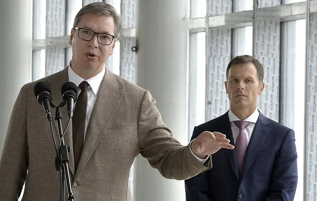 Miből fizette gyerekei elitiskoláját a szerb pénzügyminiszter? 2 Aleksandar Vučić szerb elnök, és kormányokon átívelő pénzügyminisztere, Siniša Mali, aki általában nem vesz részt a sárdobálásban