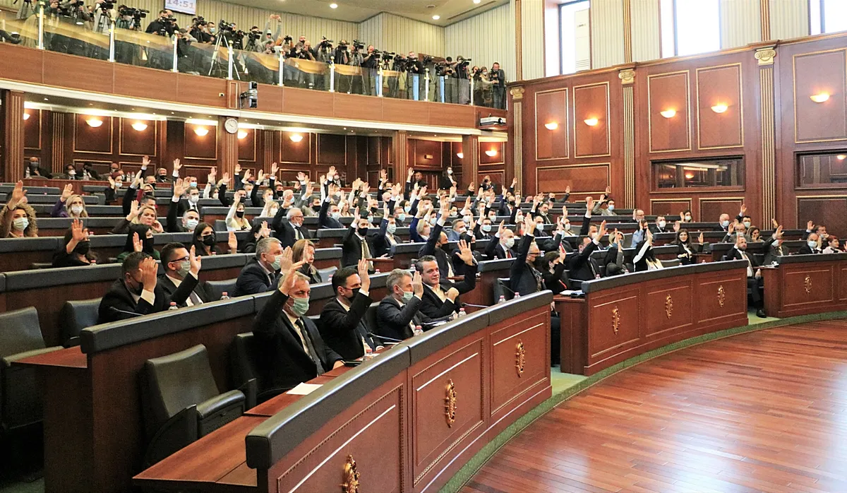 A maszkos időkben, mintha egységesebb lett volna a koszovói parlament