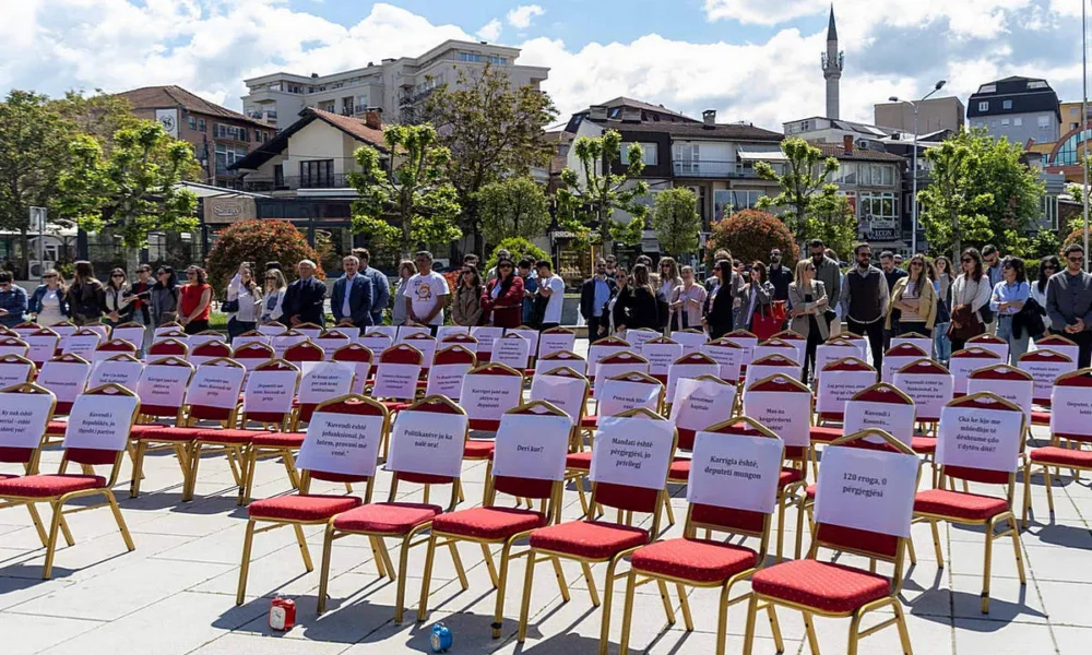 Civilek performansza a parlamenti komédia ellen Koszovóban: