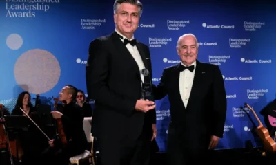 A kicsokrétázott délceg horvát miniszterelnök egy remekbeszabott szmokingban, átvette az Atlantic Council nagyhatalmú gittegylet által odaítélt díjat