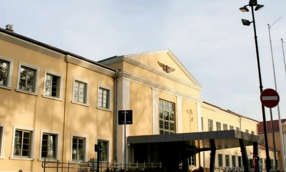 A szabadkai vasútállomás épülete a most épült előtetővel