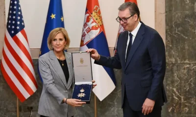 Az amerikai politikusok és közéleti szereplők kitüntetése az ország nemzetközi presztízsének növelését és Vučić saját szerepének felnagyítását szolgálja