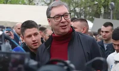 A jótanuló Miloš Pavlović a mentora háta mögé bújik. A kép ezúttal nem digitális machináció, a pillanatot a Tanjug szerb hírügynökség kapta el