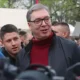 A jótanuló Miloš Pavlović a mentora háta mögé bújik. A kép ezúttal nem digitális machináció, a pillanatot a Tanjug szerb hírügynökség kapta el