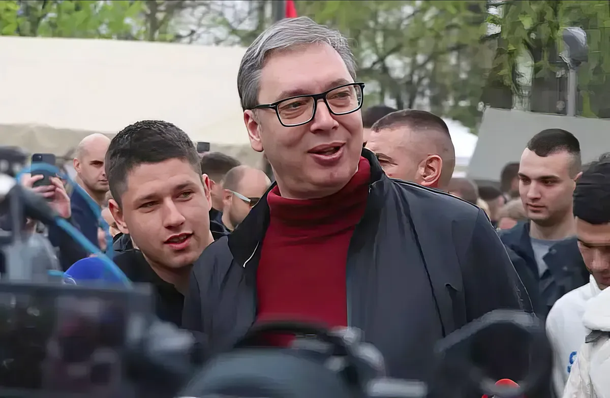 A jótanuló Miloš Pavlović a mentora háta mögé bújik. A kép ezúttal nem digitális machináció, a pillanatot a Tanjug szerb hírügynökség kapta el