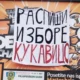 KELJ FEL, SZERBIA! Transzparens Újvidékről: Írd ki a választásokat, Besz@ri! Talán ez a fordítás fejezi ki a legjobban az üzenet lényegét. Az eredetiben a "kukavica" szó szerepel, amelyben megtalálható az AV betűkombináció, a szerb elnök ezt gyakran használja önazonosításra (Forrás: X platform)