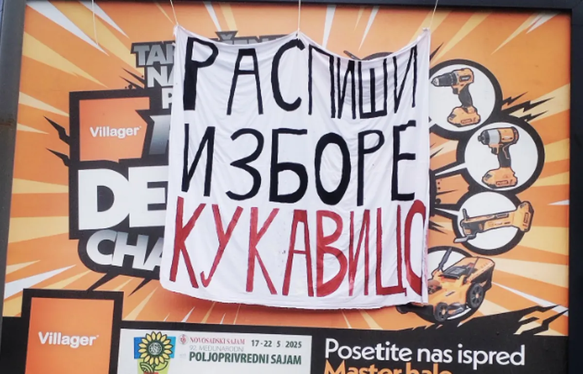 KELJ FEL, SZERBIA! Transzparens Újvidékről: Írd ki a választásokat, Besz@ri! Talán ez a fordítás fejezi ki a legjobban az üzenet lényegét. Az eredetiben a "kukavica" szó szerepel, amelyben megtalálható az AV betűkombináció, a szerb elnök ezt gyakran használja önazonosításra (Forrás: X platform)