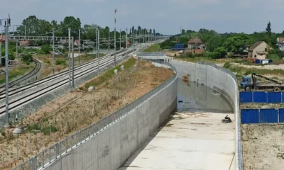 Áll a víz a szerbiai gyorsvasút alatti egyik aluljáróban Szabadkán, nincs az a napsugár, amely ezt kiszárítja