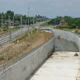 Áll a víz a szerbiai gyorsvasút alatti egyik aluljáróban Szabadkán, nincs az a napsugár, amely ezt kiszárítja