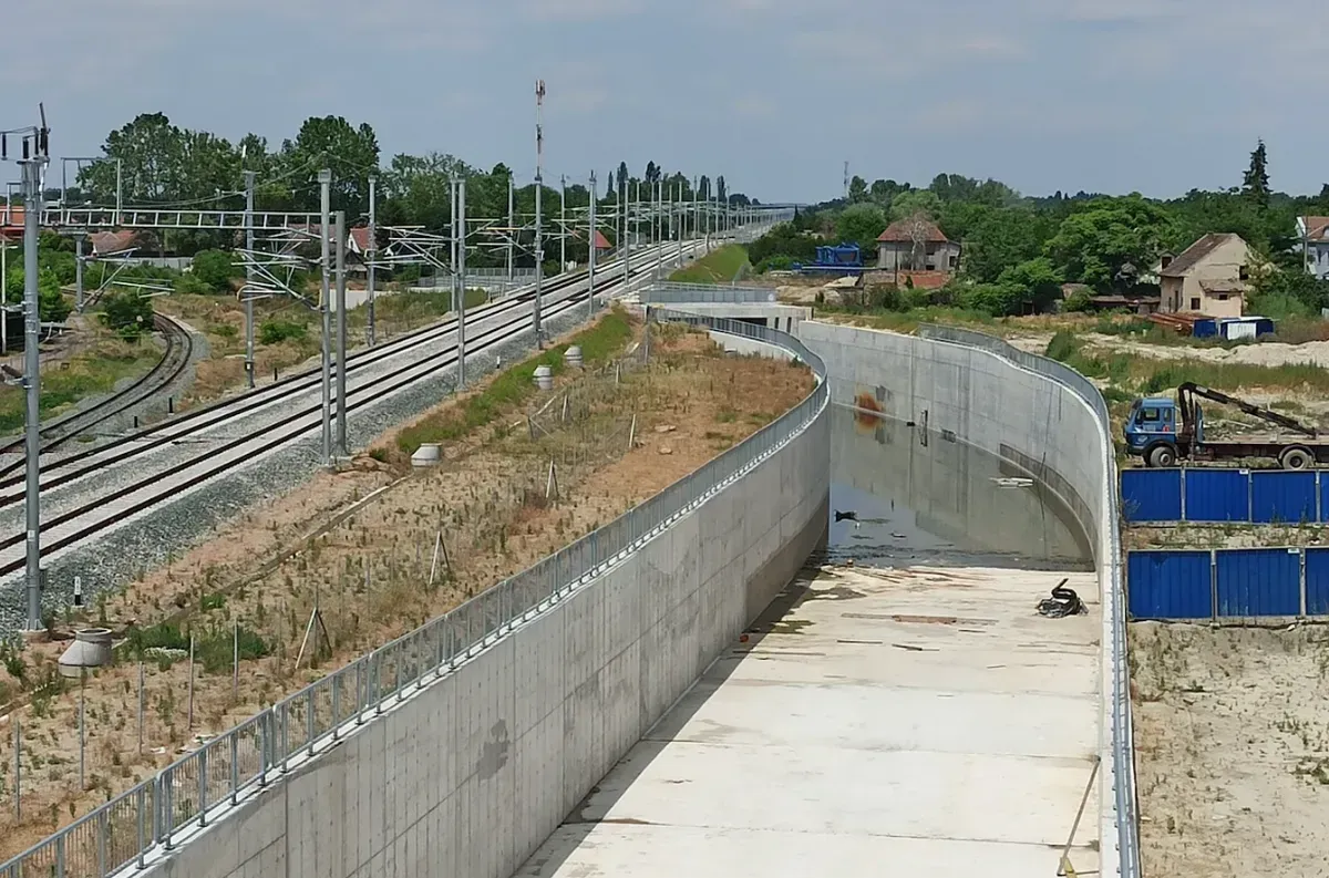 Áll a víz a szerbiai gyorsvasút alatti egyik aluljáróban Szabadkán, nincs az a napsugár, amely ezt kiszárítja