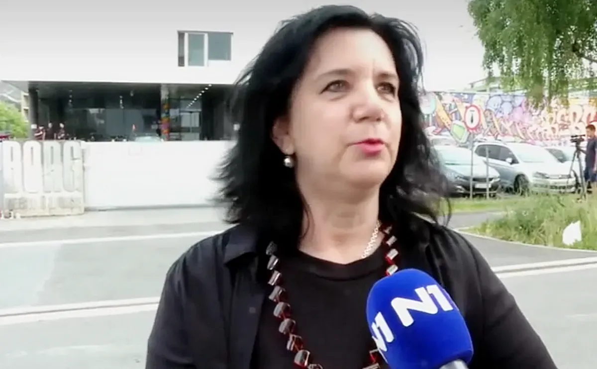 Milka néninek van egy büféje egy másik iskolában