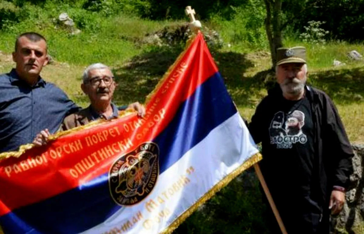 Montenegróban a történelmi revizionizmus a csetnik mozgalom szisztematikus rehabilitációjában nyilvánul meg, amelyet az orosz- és szerbbarát narratívák antifasisztaként mutatnak be a tengelyhatalmakkal való dokumentált együttműködés és a civilek elleni bűncselekményekben való részvétel ellenére