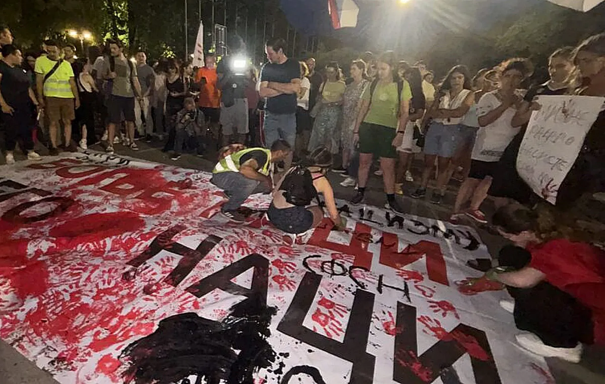 A diákok átfestették a horogkeresztet, és egy második világháborús szlogent írtak a molinóra