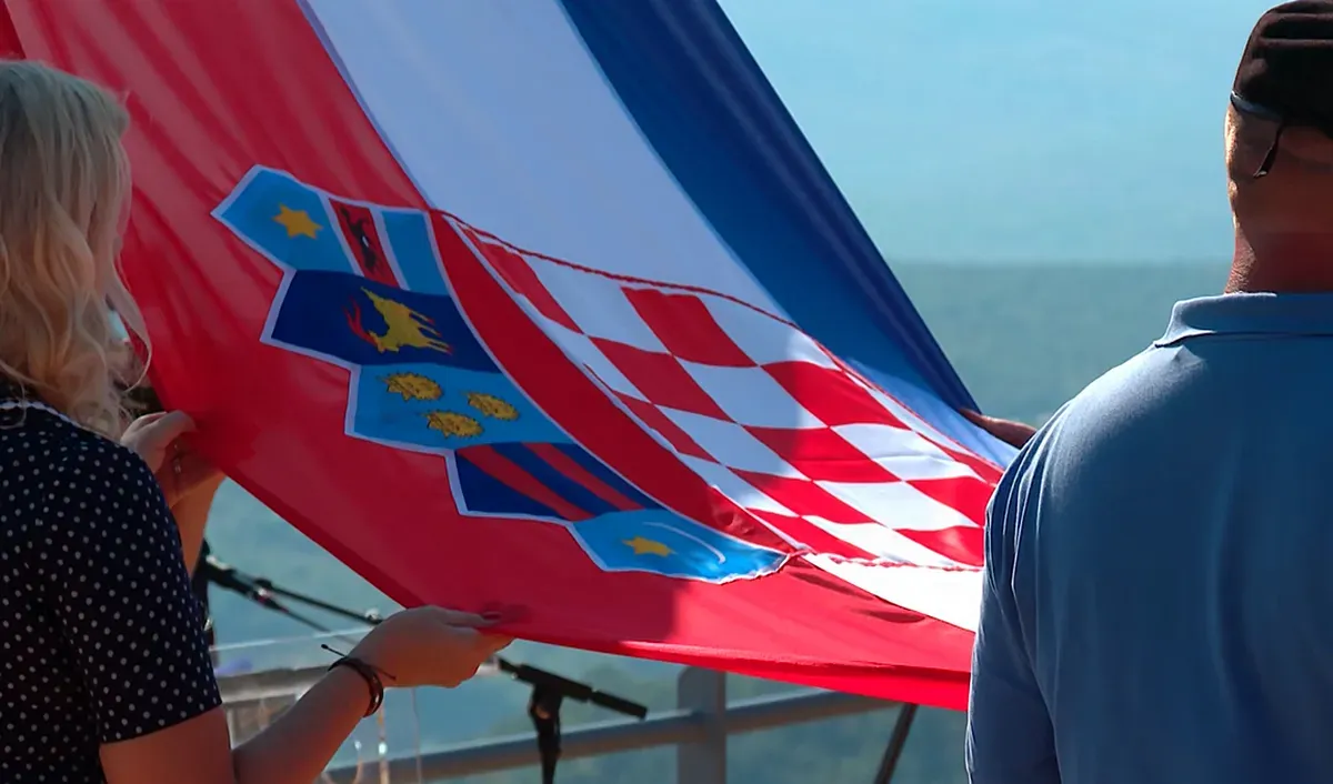 Mostantól fogva ilyen is van: a horvát zászló napja 2 Az első kocka itt éppen piros