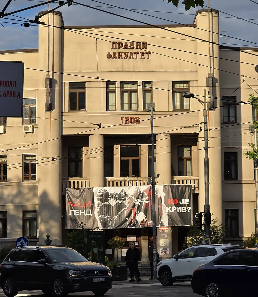 Húsz körül van a Belgrádban őrizetbe vett diákok száma 3 A Jogi Egyetem Belgrádban, a transzparensen látható felirat azt feszegeti, hogy "Cacilend, ki a bűnös?"