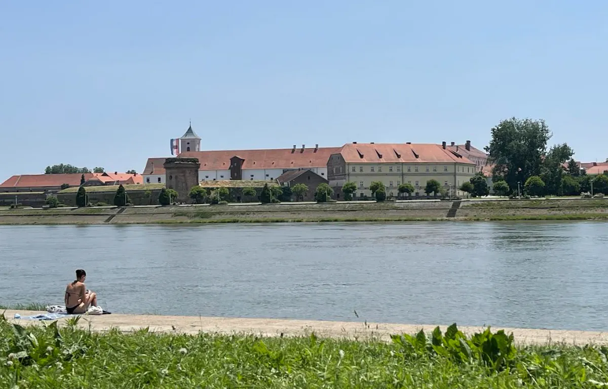 Eszék, a legélhetőbb horvát város? (Egy vajdasági Horvátországban) 3 A Kopika, a Dráva, a túloldalon pedig a vár