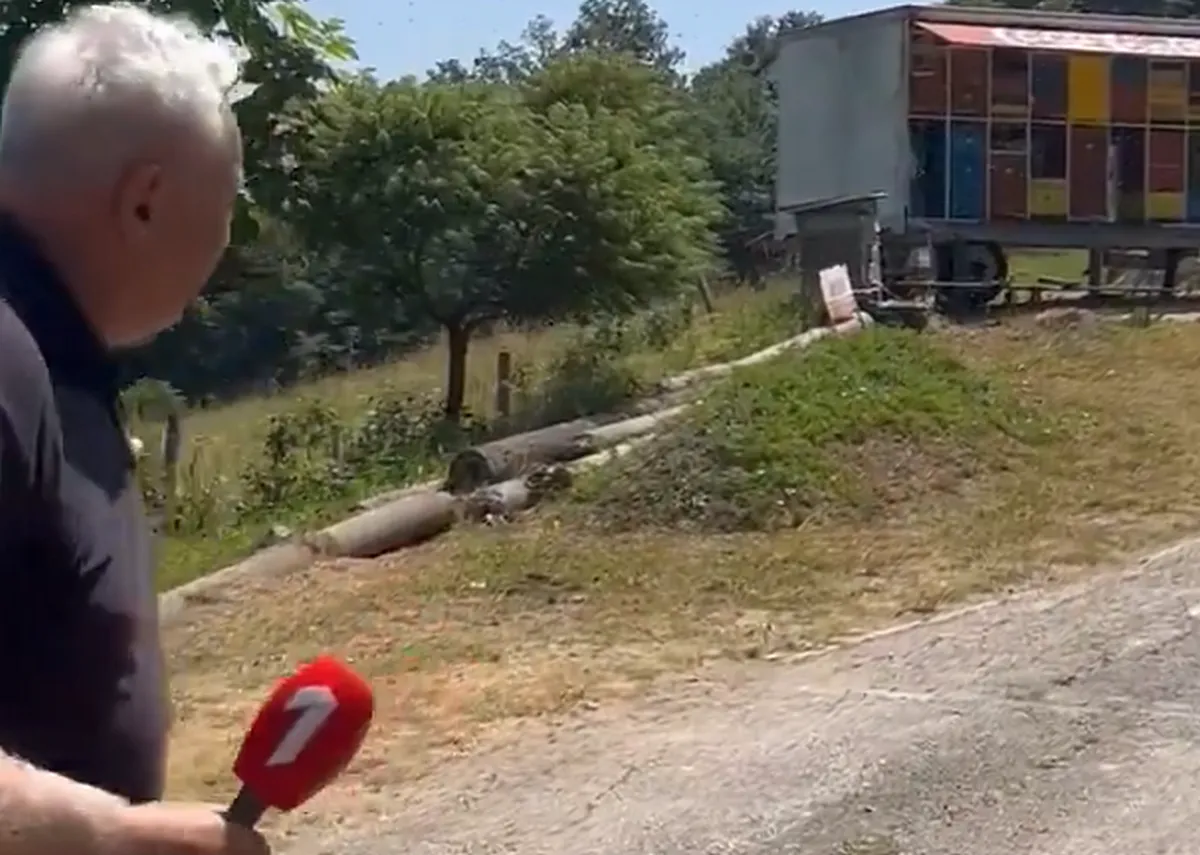 Csalások és kölcsönös vádaskodások a helyhatósági választásokon két szerbiai községben 3 Vajon a kormányközeli Prva TV (Első TV) munkatársa megijedt-e a méhtámadástól, vagy őt felismerték a zümmögő állatkák