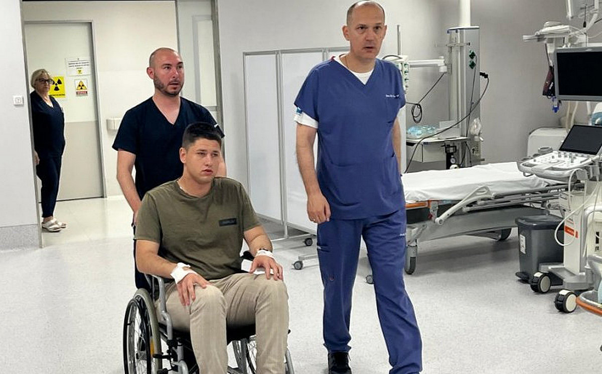 A kórházi népviseletbe beöltözött szerb egészségügyi miniszter a rezsimhű újságírók hadával várta a megvert fődiákot