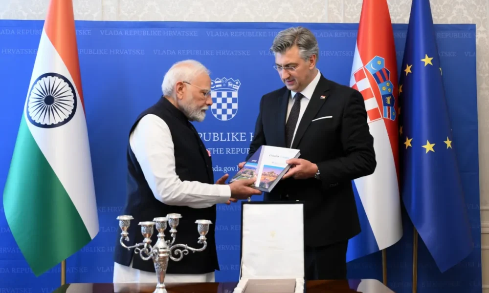 A horvát miniszterelnök bemutatta az indiai miniszterelnöknek Filip Vezdin horvát származású osztrák karmelita misszionárius és orientalista (1748-1806) szanszkrit nyelvtanának újranyomását. Ez volt az első nyomtatott szanszkrit nyelvtan, amelyet 1790-ben Vezdin latinul írt, és amelyet a keralai brahminoktól tanult, amikor Indiában élt
