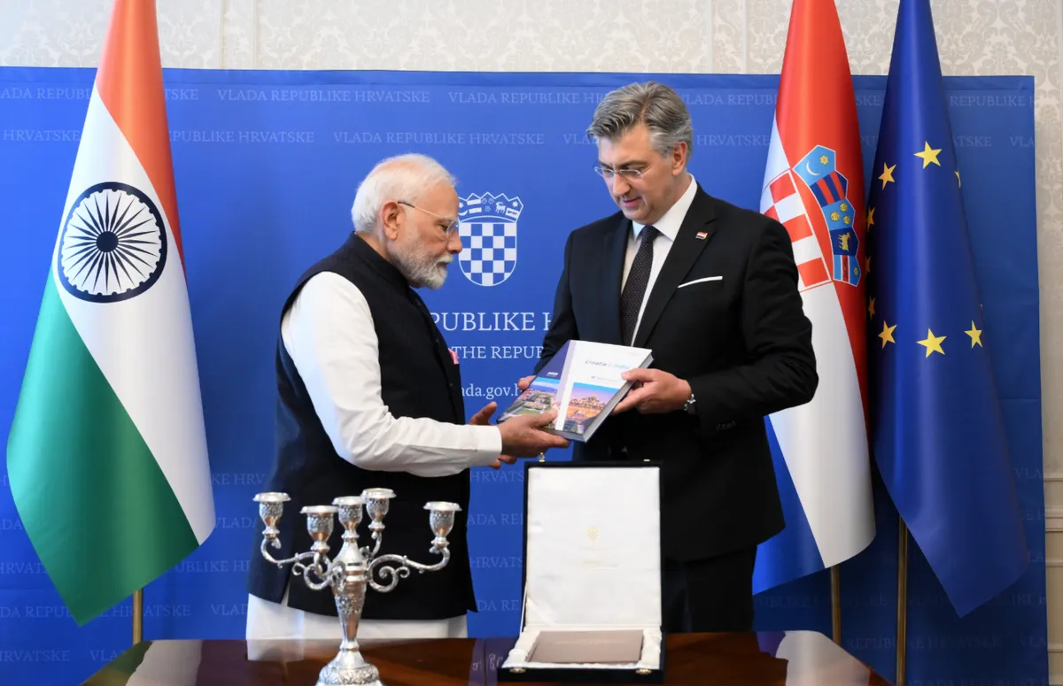 A horvát miniszterelnök bemutatta az indiai miniszterelnöknek Filip Vezdin horvát származású osztrák karmelita misszionárius és orientalista (1748-1806) szanszkrit nyelvtanának újranyomását. Ez volt az első nyomtatott szanszkrit nyelvtan, amelyet 1790-ben Vezdin latinul írt, és amelyet a keralai brahminoktól tanult, amikor Indiában élt