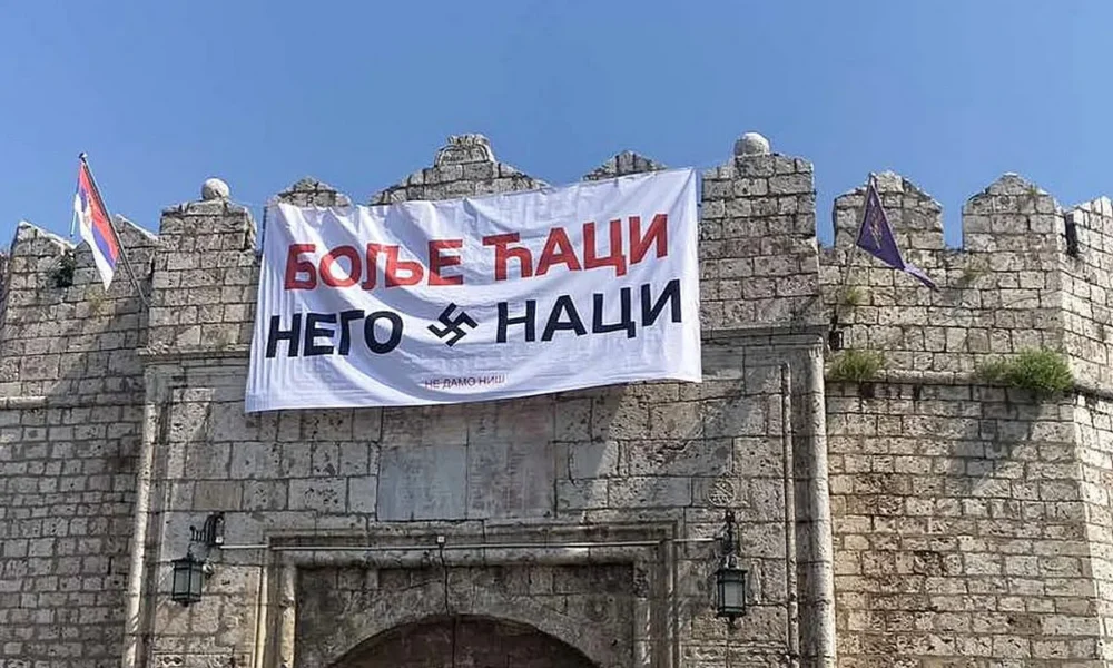 Amikor a hatalomvágy elveszi a vezér eszét, akkor bármire képes. Molinó a Nis jelképének számító várkapu felett