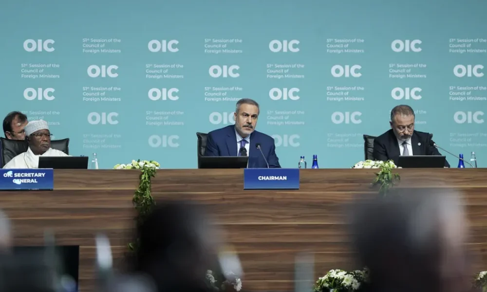 AZ OIC NEM FELEJT! Az OIC figyelmeztetett arra is, hogy a Szerb Köztársaság politikai lépései – így a saját jogi és intézményi mechanizmusok kiépítésére tett törekvések – gyakorlatilag szeparatista tendenciák jegyében zajlanak, amelyeket a szervezet párhuzamba állított a 1992–1995 közötti időszak agresszív politikájával