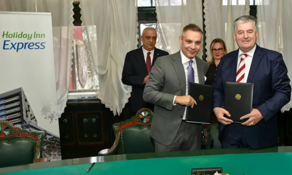Predrag Petričević (jobb oldalt, elöl) a szabadkai Holiday Inn szálloda létesítéséről szóló szerződés aláírásakor