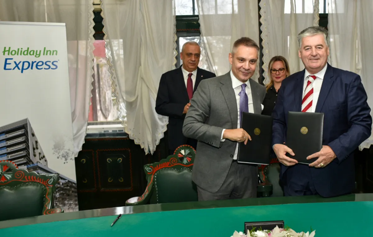 Predrag Petričević (jobb oldalt, elöl) a szabadkai Holiday Inn szálloda létesítéséről szóló szerződés aláírásakor
