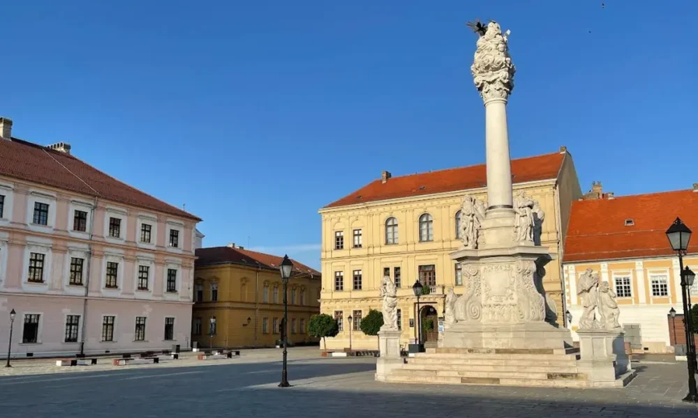 Az eszéki Szentháromság tér, a középpontban álló monumentális emlékmű a Szentháromság-szobor, amelyet 1729-ben állítottak a pestisjárvány áldozatainak emlékére. A tér körül barokk és klasszicista stílusú épületek, az egyik legismertebb épület a Vármegyeháza, ami jelenleg is közigazgatási szerepet tölt be