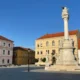 Az eszéki Szentháromság tér, a középpontban álló monumentális emlékmű a Szentháromság-szobor, amelyet 1729-ben állítottak a pestisjárvány áldozatainak emlékére. A tér körül barokk és klasszicista stílusú épületek, az egyik legismertebb épület a Vármegyeháza, ami jelenleg is közigazgatási szerepet tölt be