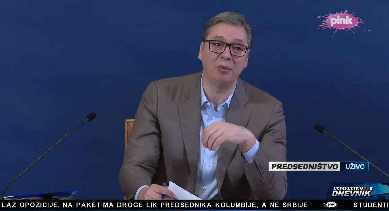 A Pink szalagcíme szerint mindez "az ellenzék hazugsága, a drogküldeményeken a kolumbiai, és nem a szerb elnök látható"