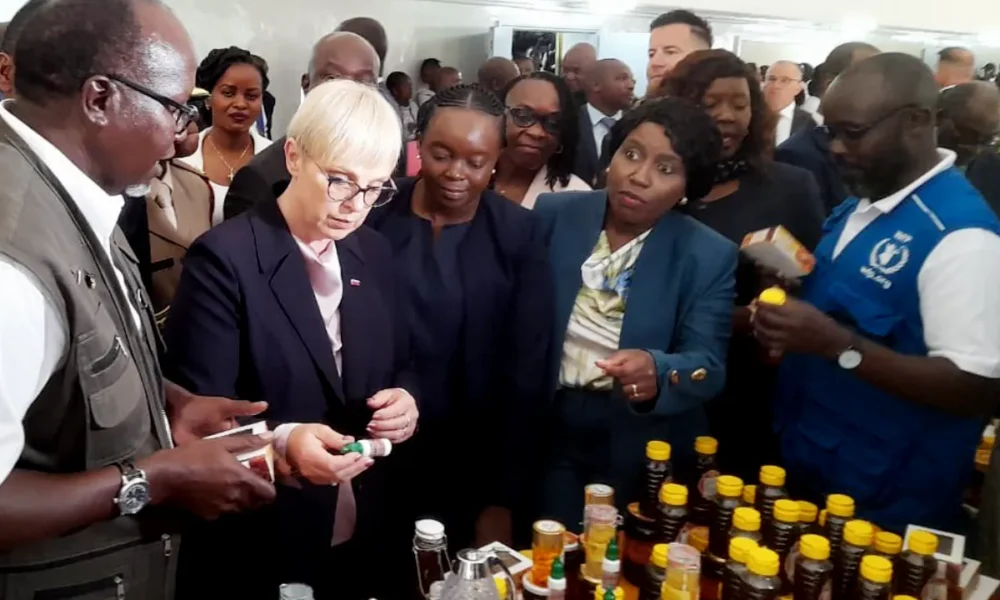 Egy szőke elnökasszony méhészeti termékekkel kereskedik a majdnem fekete Afrikában