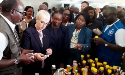 Egy szőke elnökasszony méhészeti termékekkel kereskedik a majdnem fekete Afrikában
