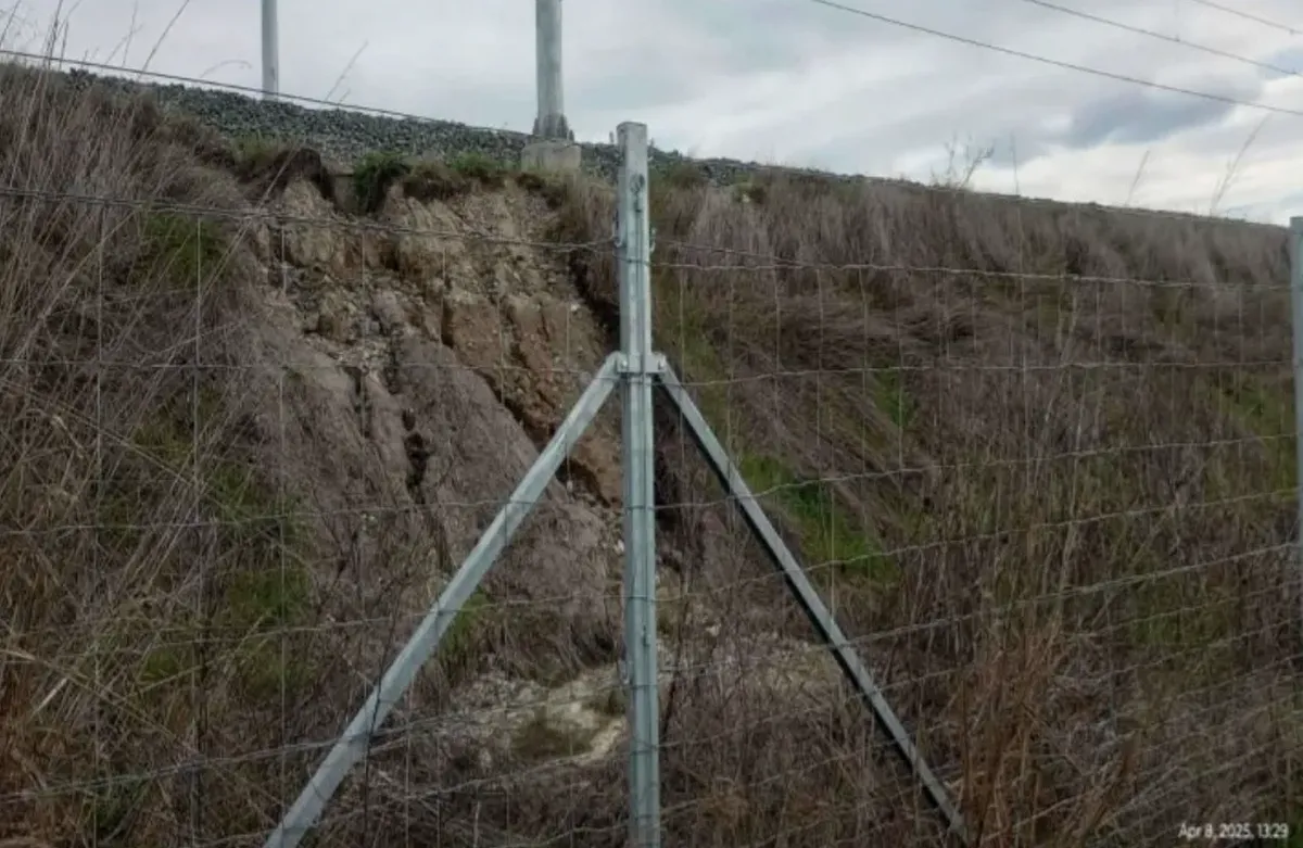 Az Utiber jelentése szerint már most omlik a gyorsvasút támfala Újvidék és Kelebia között (ez eléggé tág fogalom), pedig még egyetlen vonat sem halad át a vonalon, főleg nem kétszázzal. A fotó április 8-ám készült