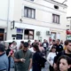 Tüntetés kezdődött az užicei bíróság épülete előtt egy kosjerići középiskolás végzős letartóztatása miatt. Sorra viszik be az embereket Szerbiában