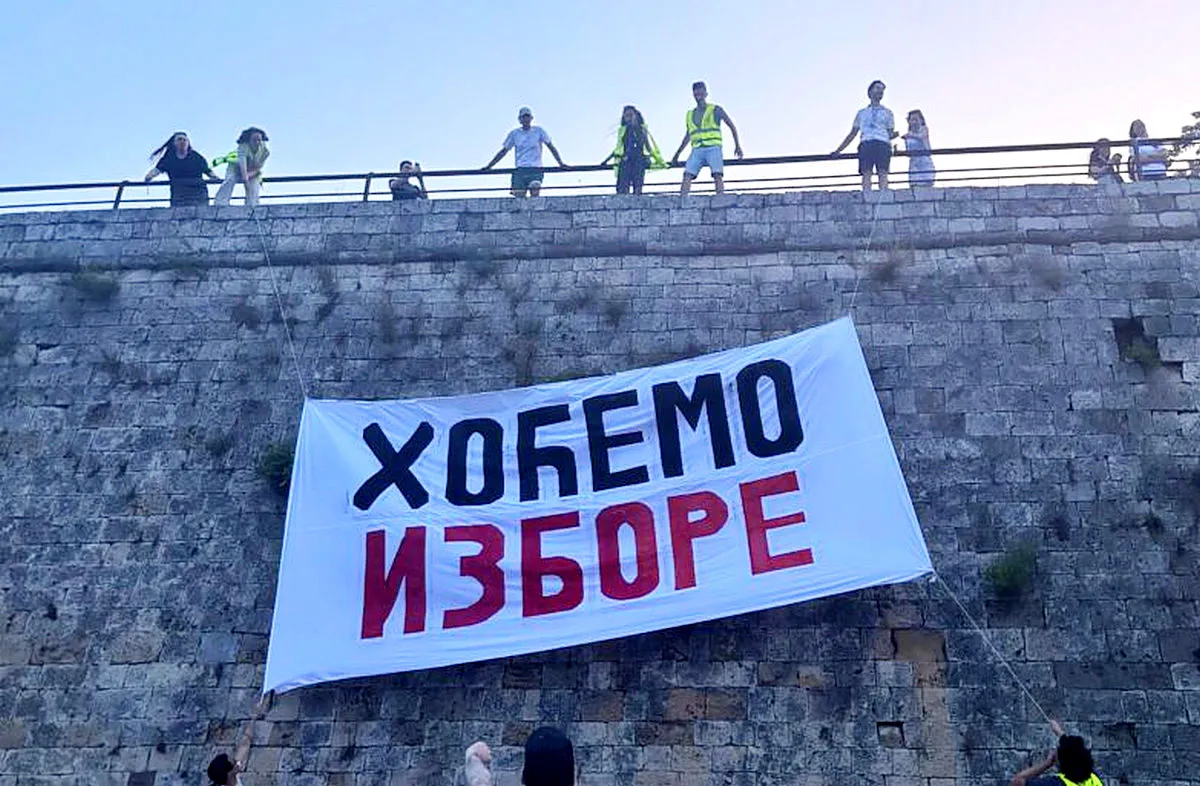 Választásokat akarunk, új molinó a nisi várfalon