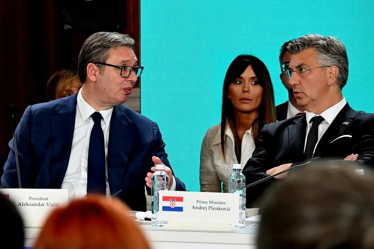 Szerbia vállalná egy-két ukrán város újjáépítését 2 A vicces kedvű szervezők egymás mellé ültették a szerb elnököt és a horvát miniszterelnököt, akik így kénytelenek voltak - menet közben is - szót váltani