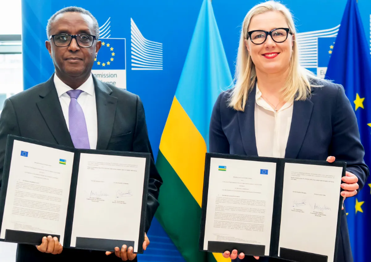 A képen EU nemzetközi együttműködési biztosa, Jutta Urpilainen és Ruanda külügyminisztere, Vincent Biruta látható, miután 2024 februárjában aláírták a kritikus nyersanyagok fenntartható értékláncairól szóló memorandumot