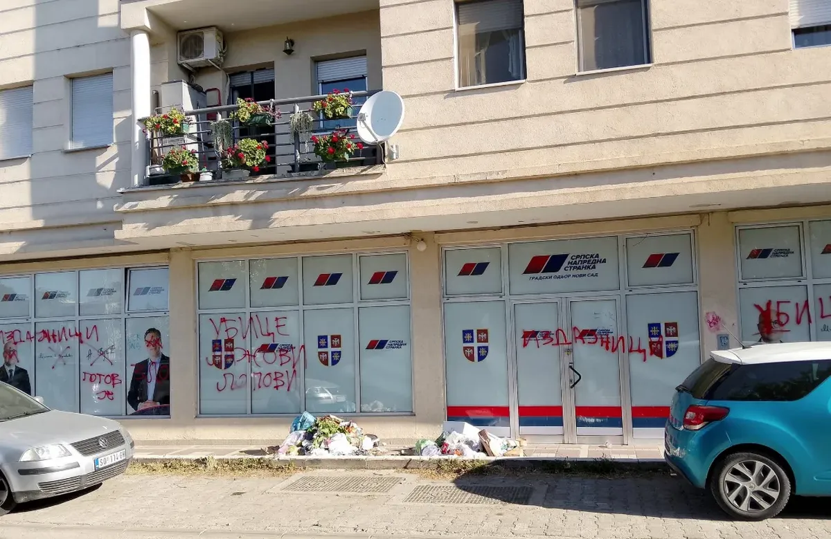 Szemétlerakó hellyé vált a Szerb Haladó Párt újvidéki irodája, a feliratok "gyilkosok, hazudozók, tolvajok, árulók"